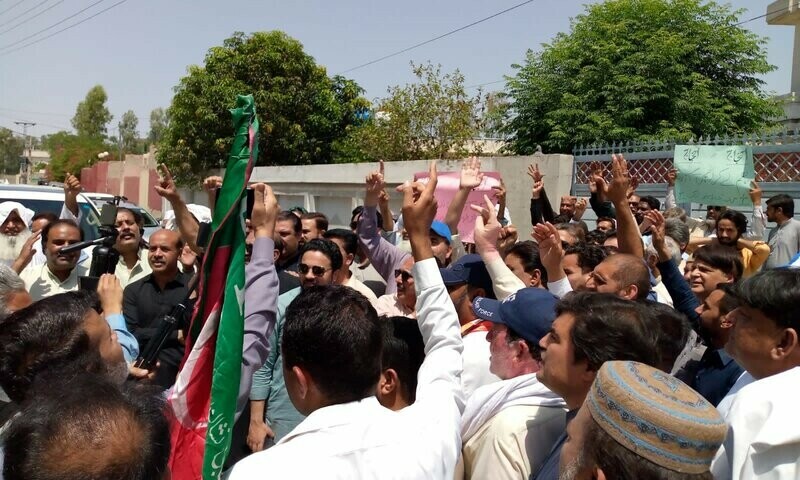 PTI protests outside major ECP offices, road blocks expected