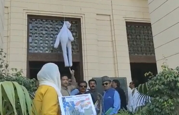 Who was being "hanged" by PTI MNAs outside Sindh Assembly and why?