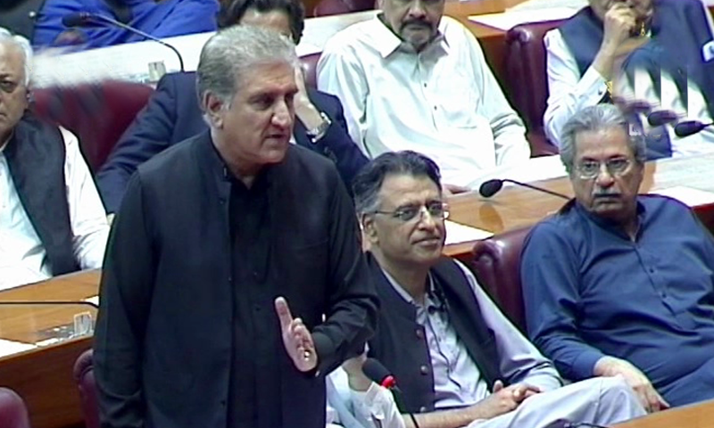 Qureshi announces en masse resignation of PTI lawmakers from NA