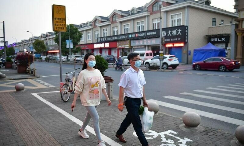 Some in Shanghai leave home for 1st time in two weeks as COVID curbs ease