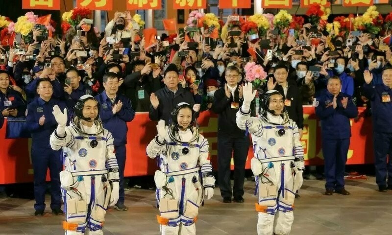 Chinese astronauts return to Earth after six months in space