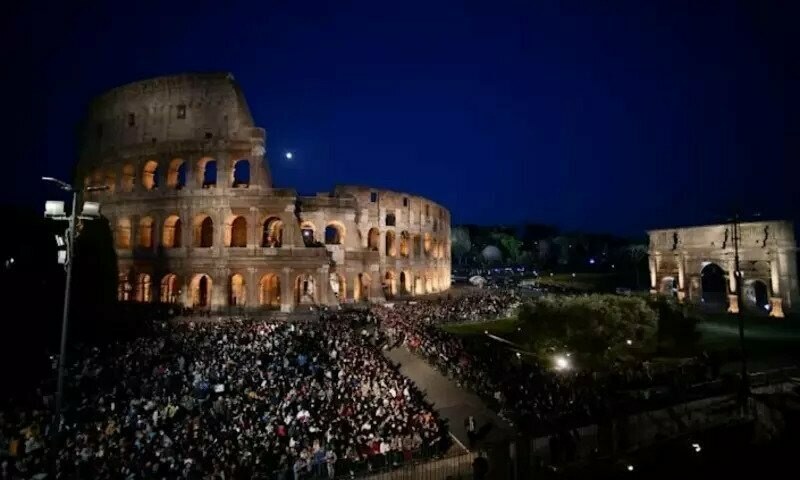 Thousands join Pope for Good Friday service with Ukraine in mind
