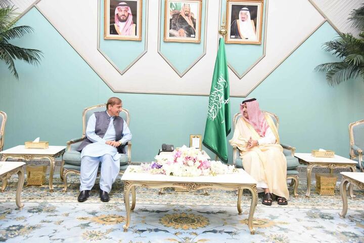 PM Shehbaz arrives in Saudi, meets Madina governor