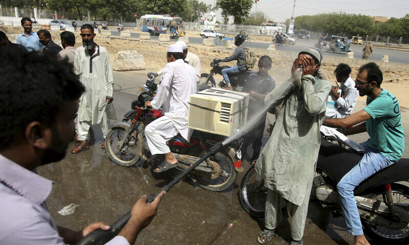 Max temperature in Karachi may hit 40&deg;C over the weekend: Chief Met officer