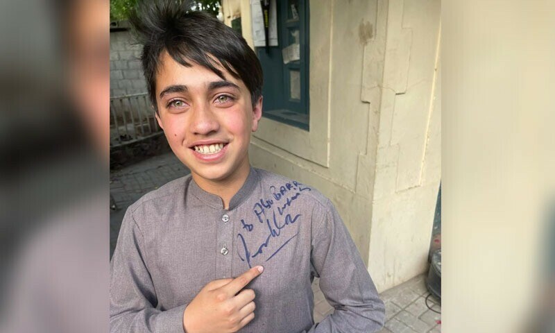 Imran Khan&rsquo;s young fan may auction signed shirt