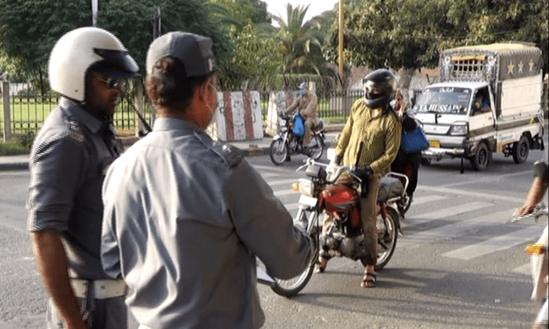 Chaos as Lahore&rsquo;s traffic triples, number of wardens drops