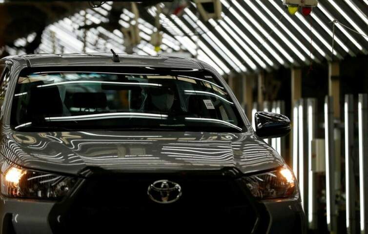 Toyota to cut global production plan by 100,000 in June