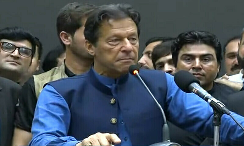Imran Khan directs party workers to remove obstacles from the roads leading to Islamabad