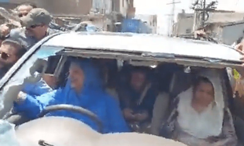 VIDEO: Police attack Yasmin Rashid&rsquo;s vehicle, smash windscreen