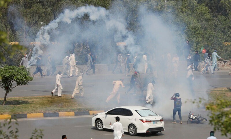 Pakistan&rsquo;s journalists teargassed, beaten, attacked during long march