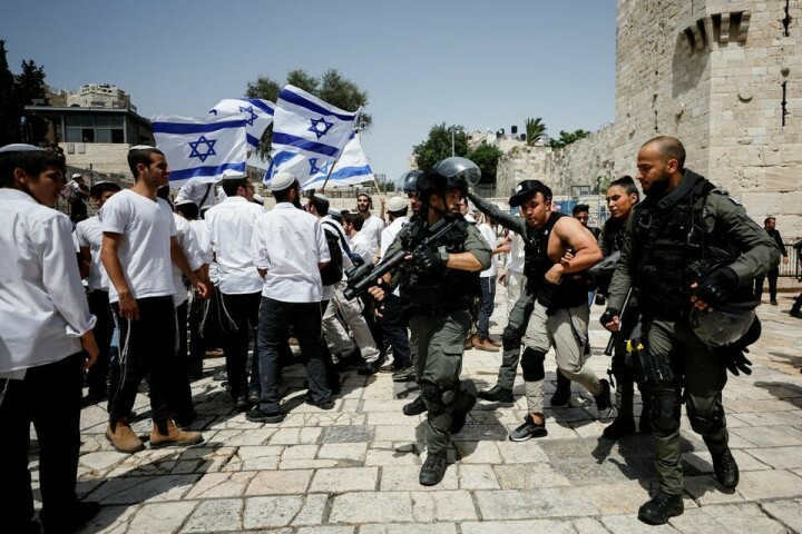 Clashes in Al-Aqsa mosque, skirmishes in streets during Israeli flag march