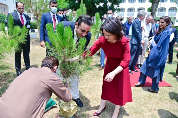 Baerbock gets the bug: German FM tests positive after Pakistan arrival