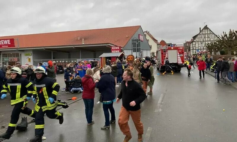 Car drives into a crowd in Berlin, one dead - Bild