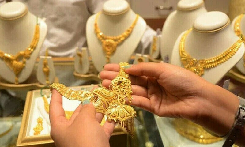 Gold prices drop after rallying towards record high