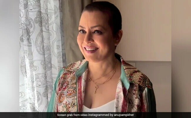 What news did Mahima Chaudhary ask Anupam Kher to break for her?