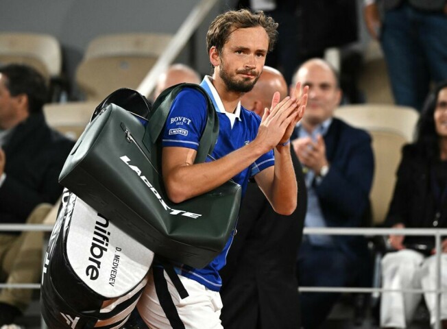 Medvedev returns to number one with imminent Wimbledon ban