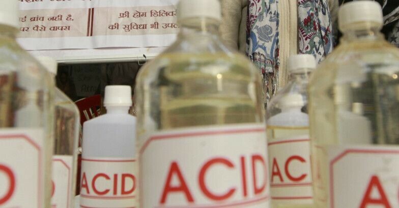 Lady constable attacked by acid in Karachi