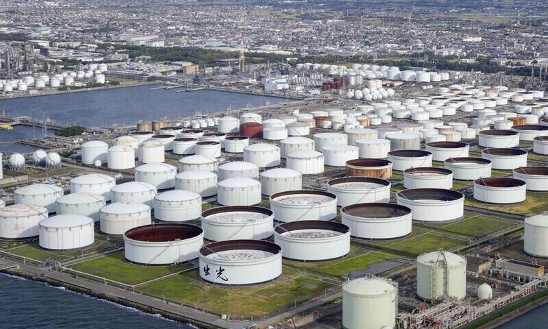 Oil slumps 6% to four-week low on recession worries, strong dollar