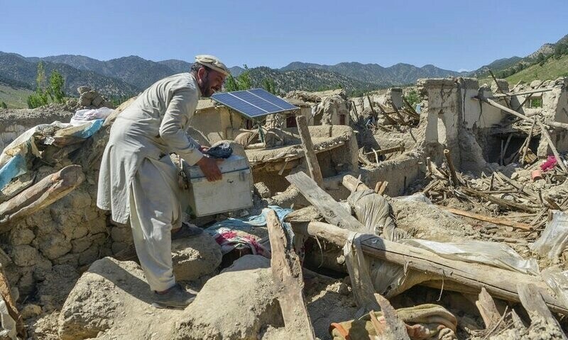 Quake-hit Afghan village struggles back to life as aid trickles in