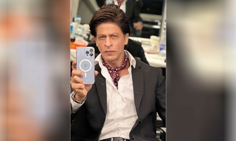 Shah Rukh celebrates feat by working round the clock