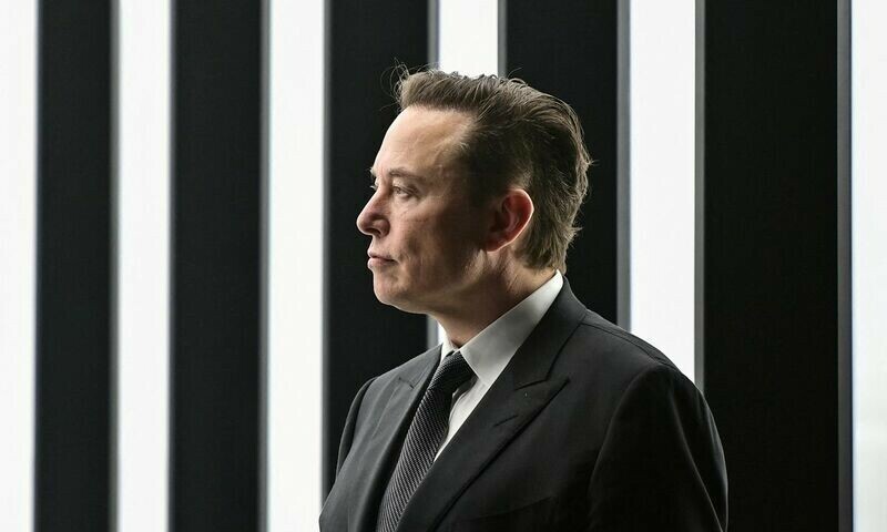 Elon Musk breaks silence on Twitter, posts a picture with the pope