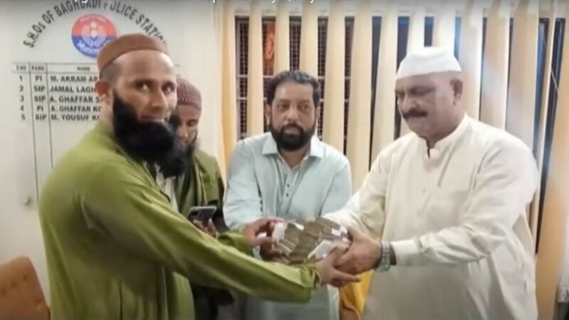Man running food stall in Lyari finds Rs3 million on roadside