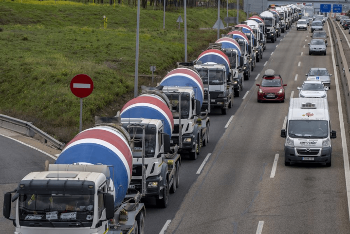UK drivers in go-slow protest over surging fuel prices