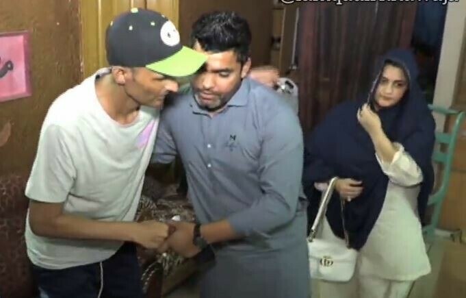 Umer Akmal visits ailing cricketer who &lsquo;fled&rsquo; Pakistan team because of him