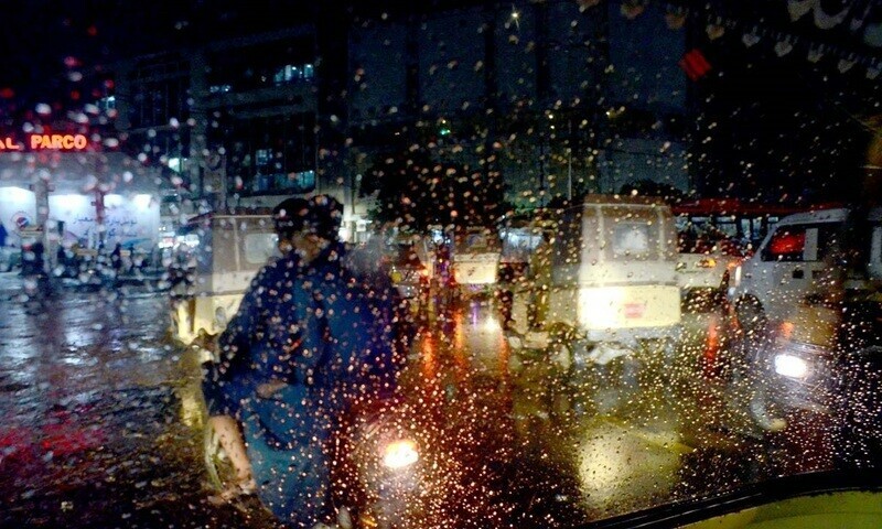 Drizzle in parts of Karachi, PDMA issues flash flood warning