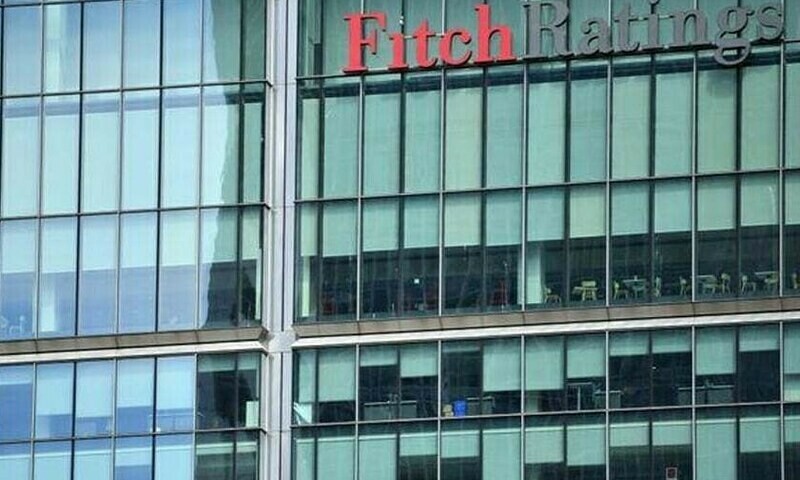 Fitch downgrades Pakistan&rsquo;s outlook to negative, sees &lsquo;considerable risks&rsquo; to IMF programme