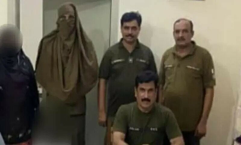 Pardey ke peecha kya hai, Gujrat Police?