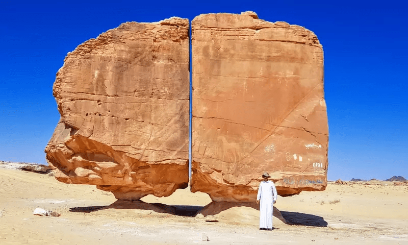 Miraculous rock in Saudi Arabia boggles minds