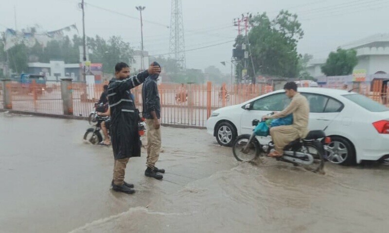 Low lying areas inundate as heavy rain fall lashes parts of Karachi