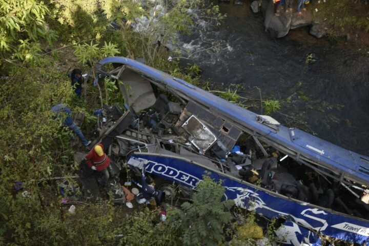 33 dead as Kenya bus plunges into river