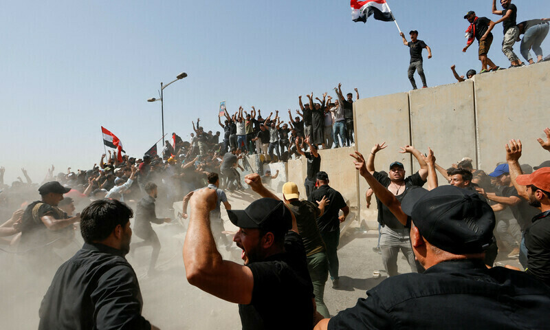 Supporters of Iraqi cleric Sadr storm back into Baghdad&rsquo;s Green Zone