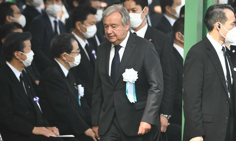 Nuclear weapons a &lsquo;loaded gun&rsquo;, UN chief warns in Hiroshima