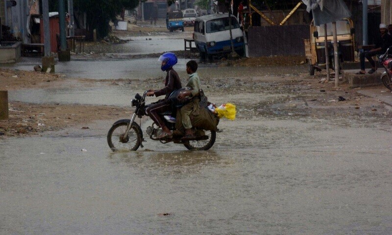 Rain reported in parts of Karachi, &lsquo;thunderstorm&rsquo; chances in next coming hours