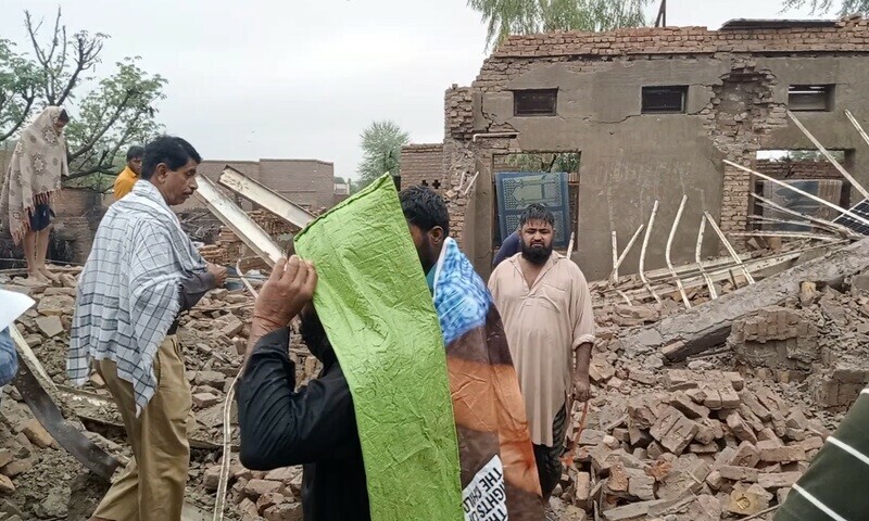 10 killed, over 100 injured as mosque roof collapses in Khairpur