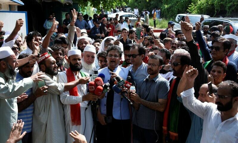 Headlines at 8am: Imran&rsquo;s politics, Gill remand, rain devastation, polio drive, cricket
