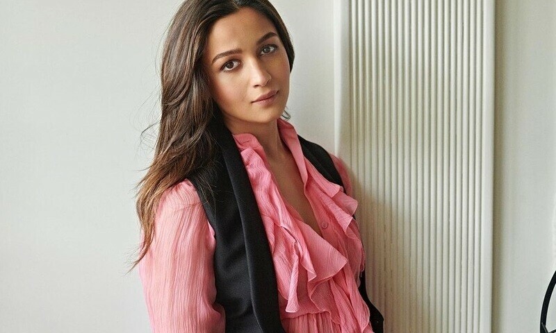 Pregnant Alia Bhatt flaunts baby bump