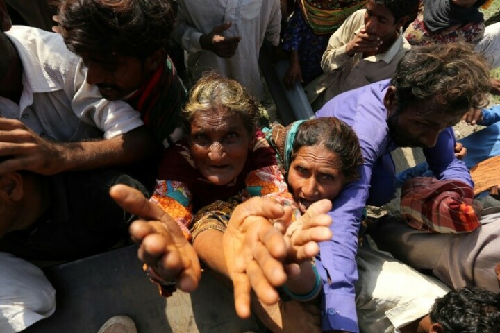 &lsquo;Third&rsquo; of Pakistan under water as flood aid efforts gather pace
