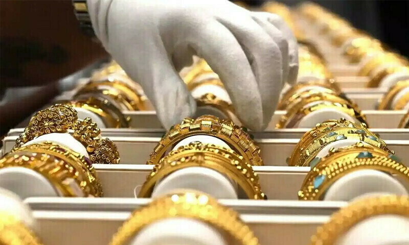 Gold pares losses, price plunges by Rs5,100 per tola in local market