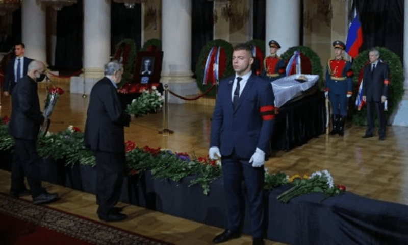 Russians bid farewell to Gorbachev, but without Putin
