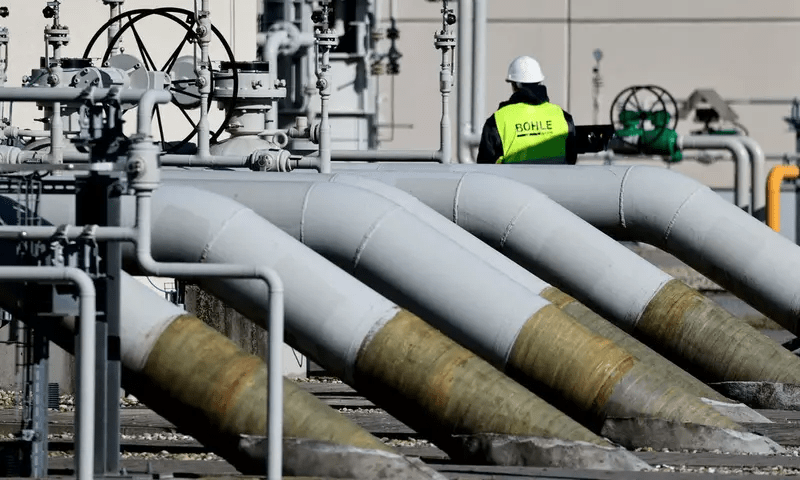 Euro hits 20 year low against dollar as Russia cuts off gas to Germany