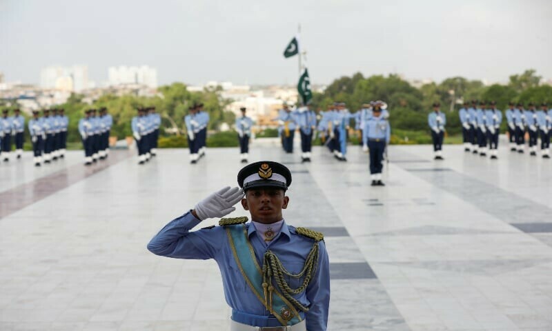 Headlines at 8am: Defence Day, ISPR, Imran statement, Alvi&rsquo;s &lsquo;role&rsquo;, Manchar Lake, flood