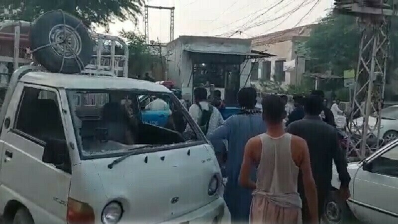 Security guard injured in exchange of fire with robbers looting relief supplies in Jacobabad