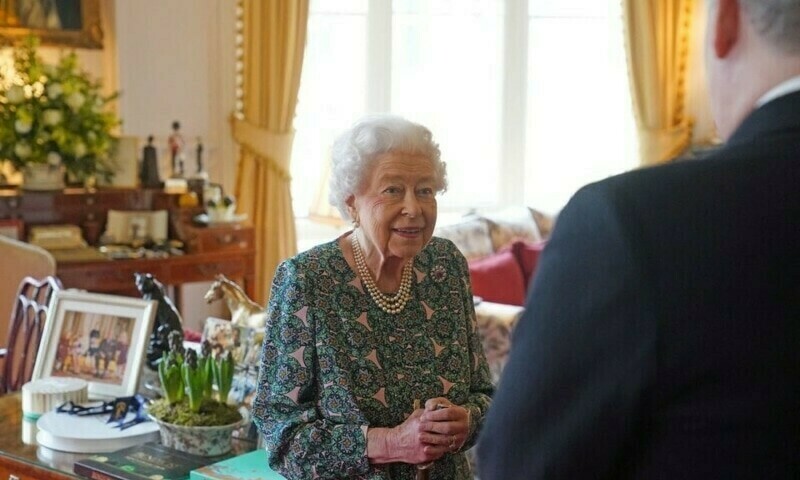 Fears as Queen&rsquo;s doctors &lsquo;concerned&rsquo; for her health