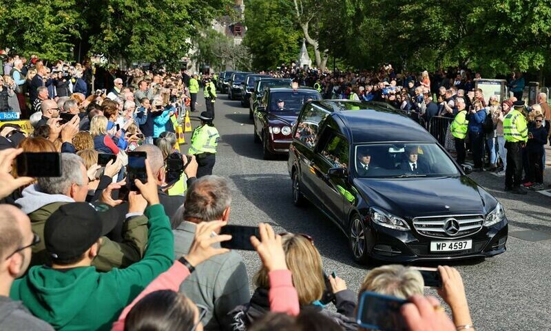 Queen Elizabeth&rsquo;s coffin begins slow journey to Edinburgh