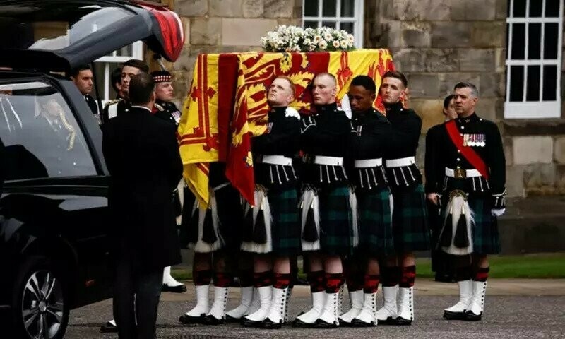 Queen leaves Scotland for final time, bound for London