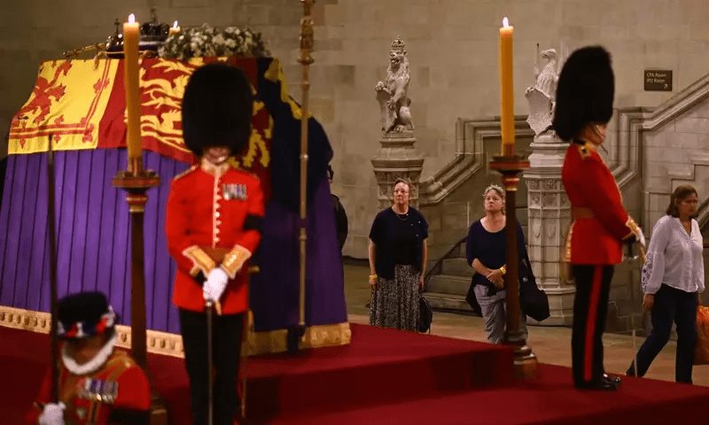 Tears as British public pays respects to queen&rsquo;s coffin